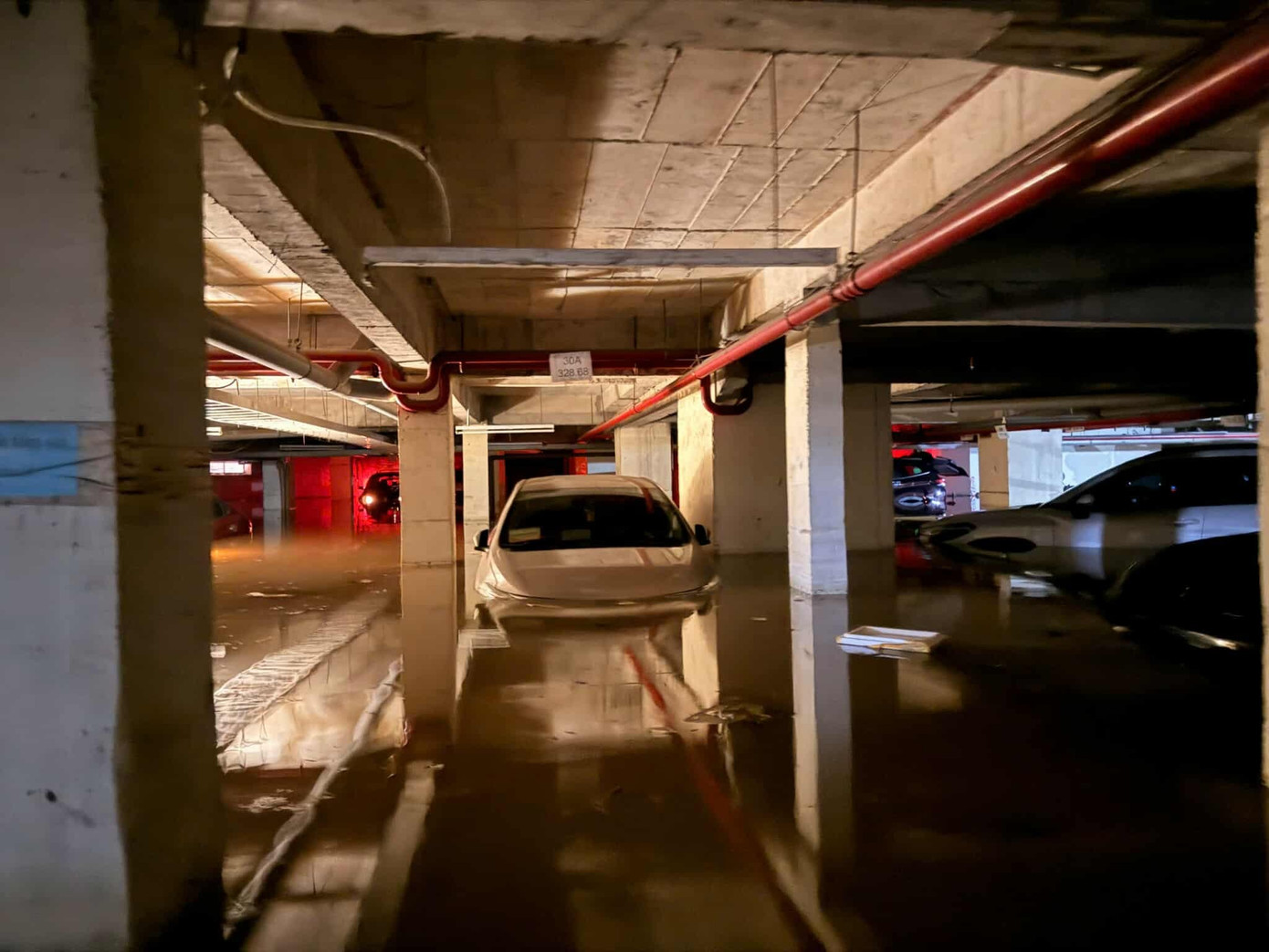 Hầm chung cư thành bể nước khổng lồ, thủy kích hàng trăm xe máy và ôtô- Ảnh 9.