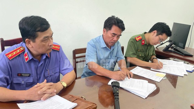 Thực hiện lệnh bắt tạm giam Nguyễn Văn Tòng- Ảnh 1. Thực hiện lệnh bắt tạm giam Nguyễn Văn Tòng- Ảnh 1.