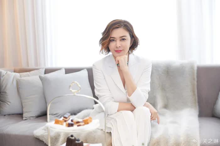 "Mỹ nhân đẹp nhất Hồng Kông" U70 vẫn gây sốt vì rạng rỡ: Bao nhiêu năm không cần dùng thuốc giảm cân, bí quyết là những thói quen giá 0 đồng- Ảnh 2.