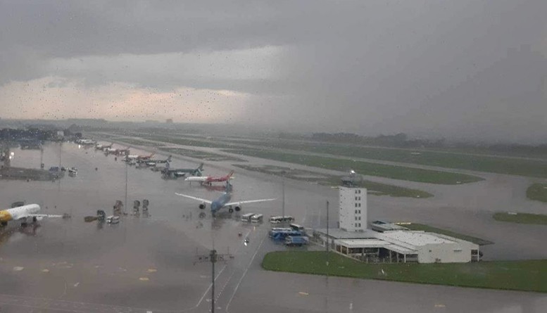 Mưa giông lớn, sân bay Nội Bài cảnh báo khẩn tới hành khách- Ảnh 1.
