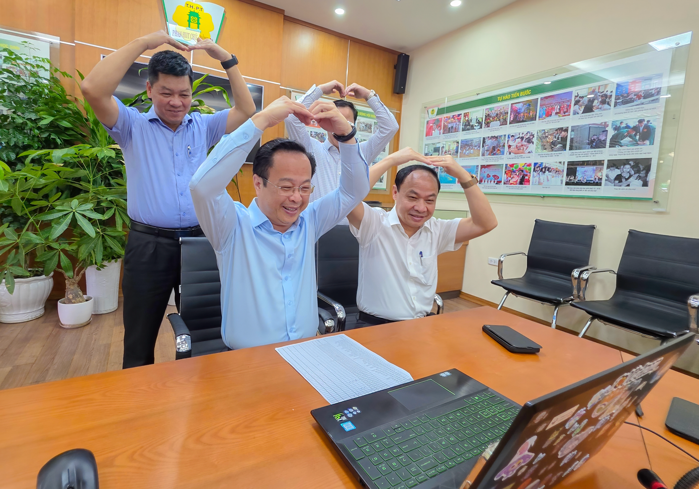Giám đốc Sở Giáo dục Hà Nội 'thả tim' động viên học sinh học online ngày mưa- Ảnh 2.