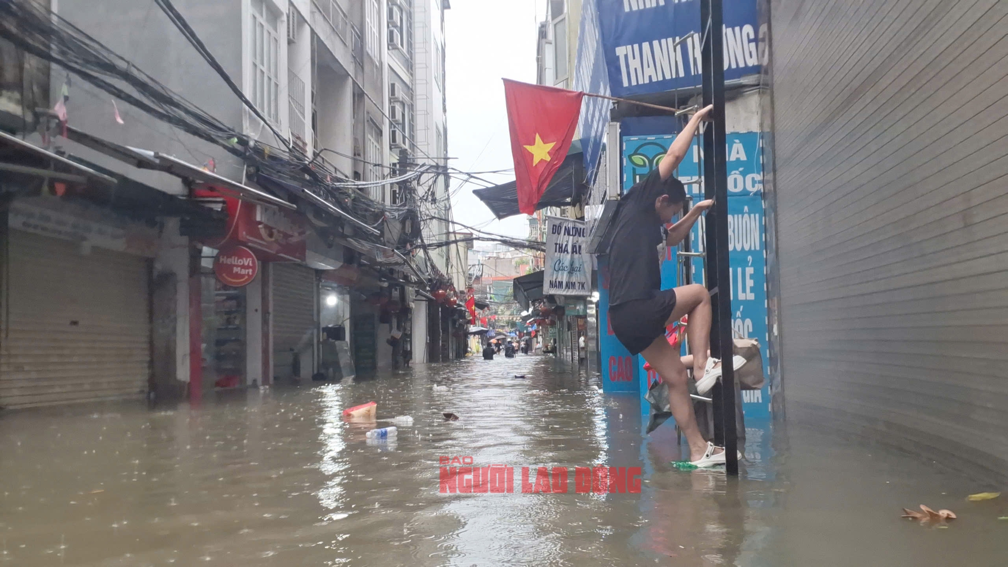 VIDEO: Trong nhà ngập sâu, người dân Phú Đô phải đu thang thoát ra ngoài- Ảnh 1.