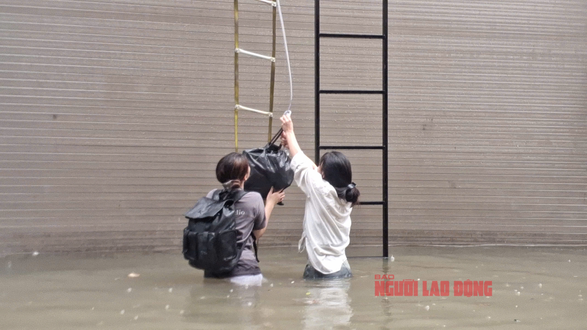 VIDEO: Trong nhà ngập sâu, người dân Phú Đô phải đu thang thoát ra ngoài- Ảnh 3.