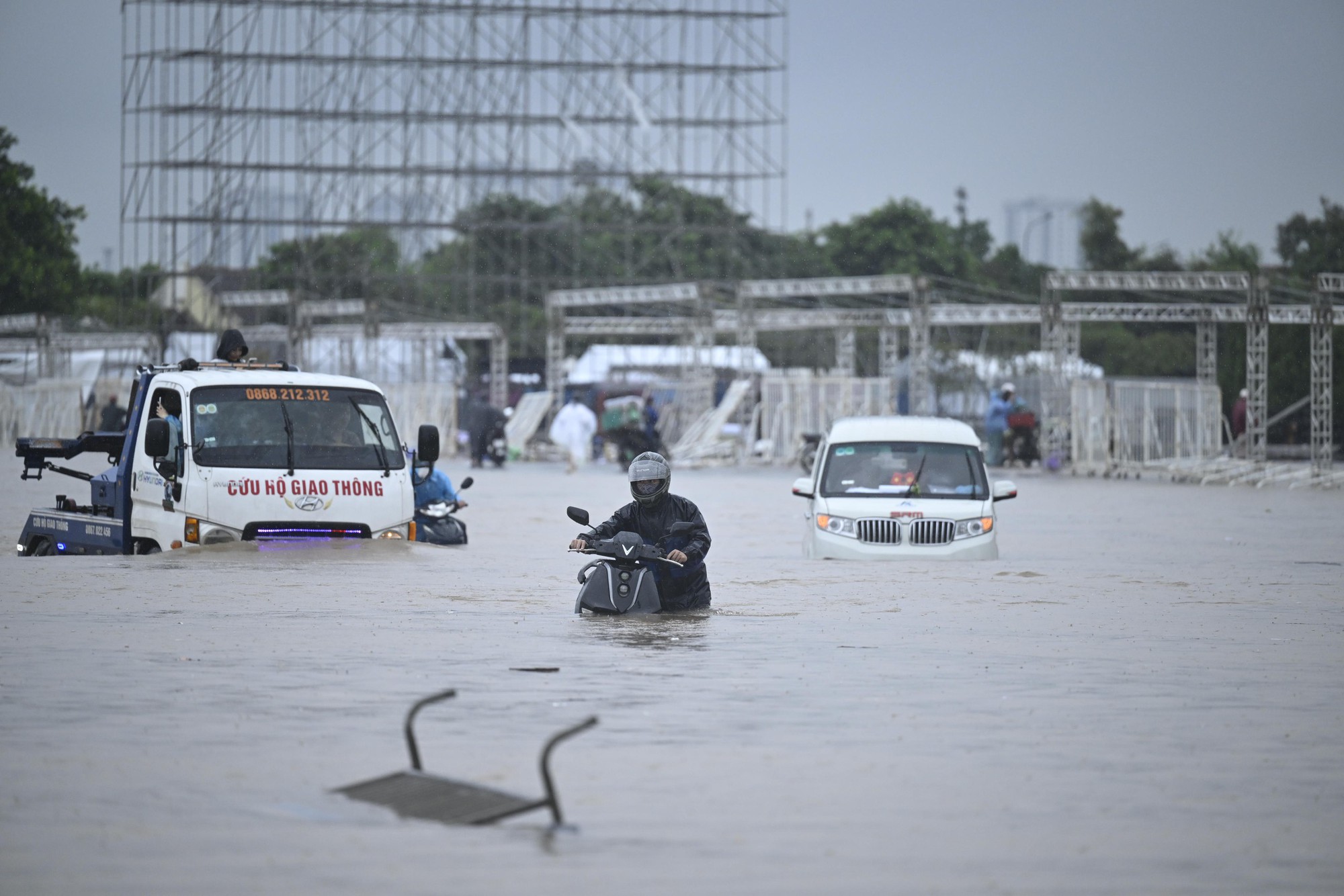 Chưa từng thấy: Người dân Hà Nội đi xuồng máy, bơi giữa "biển" Mỹ Đình- Ảnh 2. Chưa từng thấy: Người dân Hà Nội đi xuồng máy, bơi giữa "biển" Mỹ Đình- Ảnh 2.