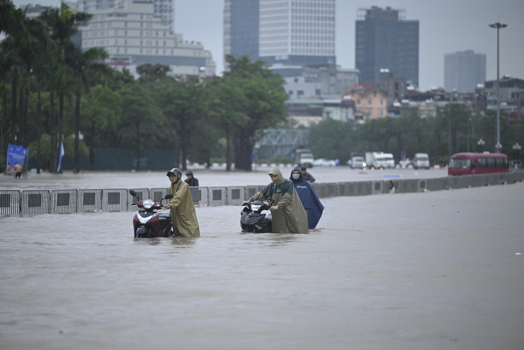 Chưa từng thấy: Người dân Hà Nội đi xuồng máy, bơi giữa "biển" Mỹ Đình- Ảnh 6. Chưa từng thấy: Người dân Hà Nội đi xuồng máy, bơi giữa "biển" Mỹ Đình- Ảnh 6.