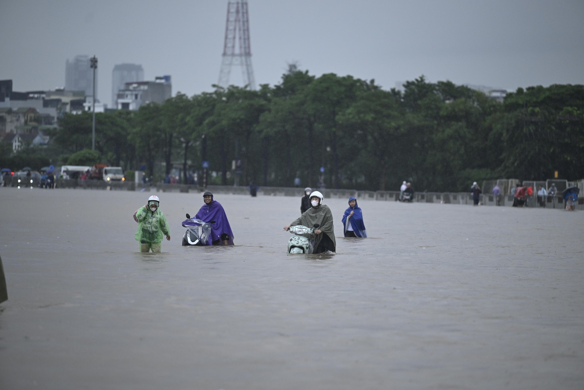 Chưa từng thấy: Người dân Hà Nội đi xuồng máy, bơi giữa "biển" Mỹ Đình- Ảnh 5. Chưa từng thấy: Người dân Hà Nội đi xuồng máy, bơi giữa "biển" Mỹ Đình- Ảnh 5.