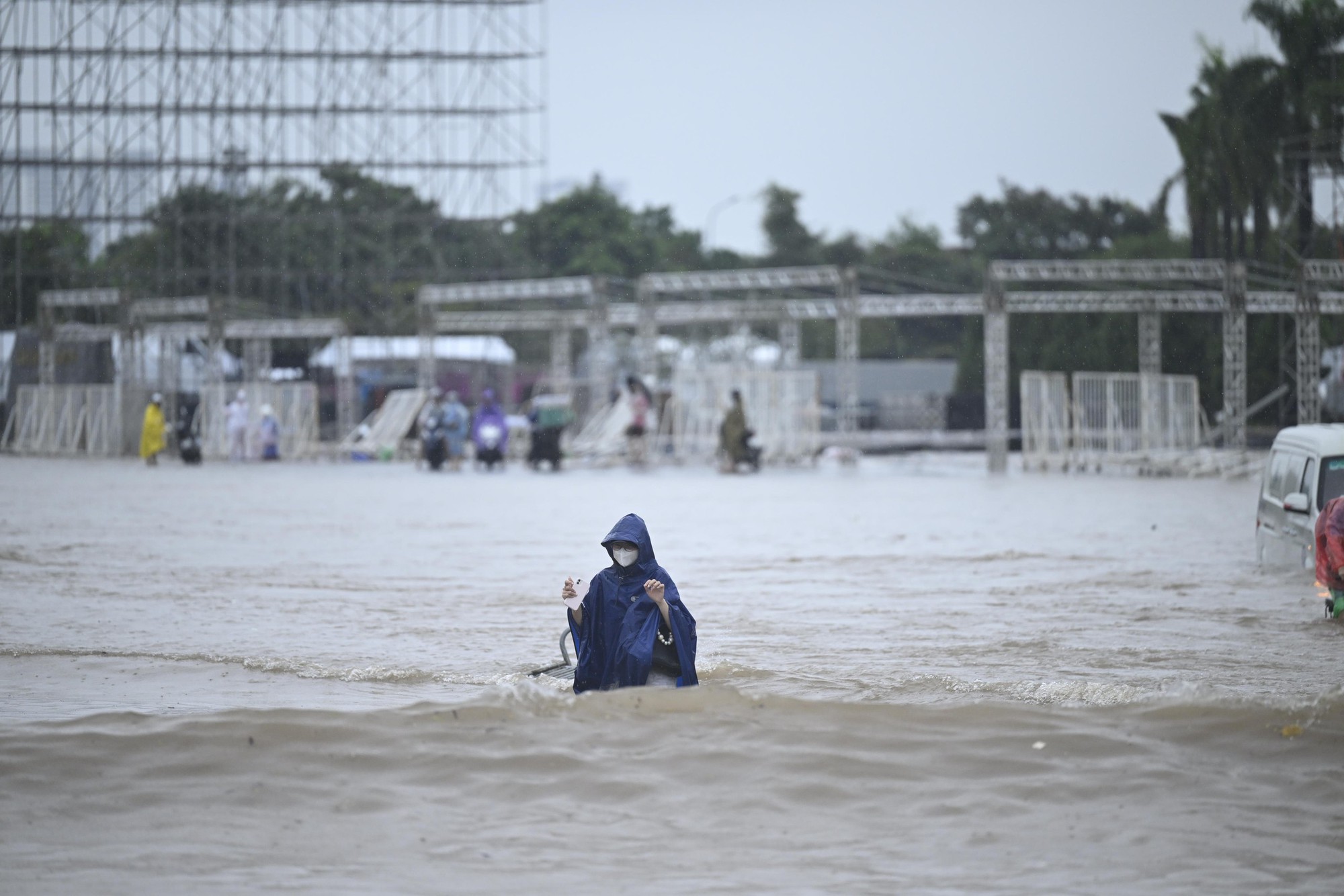Chưa từng thấy: Người dân Hà Nội đi xuồng máy, bơi giữa "biển" Mỹ Đình- Ảnh 4. Chưa từng thấy: Người dân Hà Nội đi xuồng máy, bơi giữa "biển" Mỹ Đình- Ảnh 4.