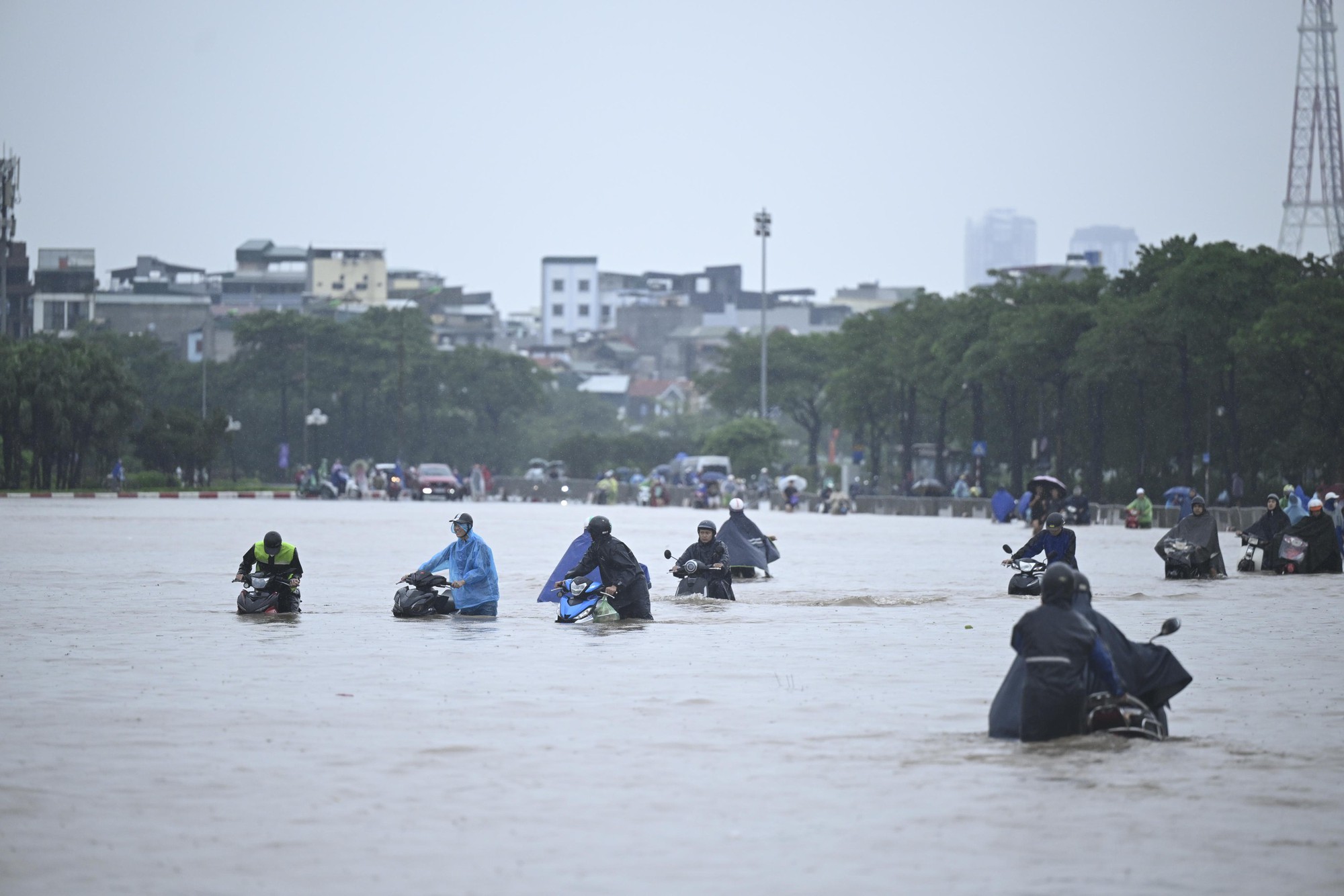 Chưa từng thấy: Người dân Hà Nội đi xuồng máy, bơi giữa "biển" Mỹ Đình- Ảnh 3. Chưa từng thấy: Người dân Hà Nội đi xuồng máy, bơi giữa "biển" Mỹ Đình- Ảnh 3.