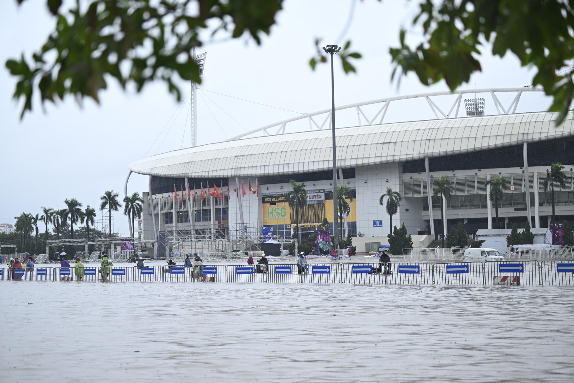 Chưa từng thấy: Người dân Hà Nội đi xuồng máy, bơi giữa "biển" Mỹ Đình- Ảnh 1. Chưa từng thấy: Người dân Hà Nội đi xuồng máy, bơi giữa "biển" Mỹ Đình- Ảnh 1.