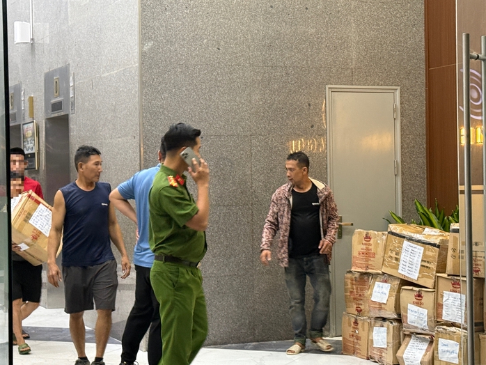 VIDEO: Công an đưa hàng chục thùng carton khỏi toà nhà có trụ sở công ty của Shark Bình- Ảnh 2.