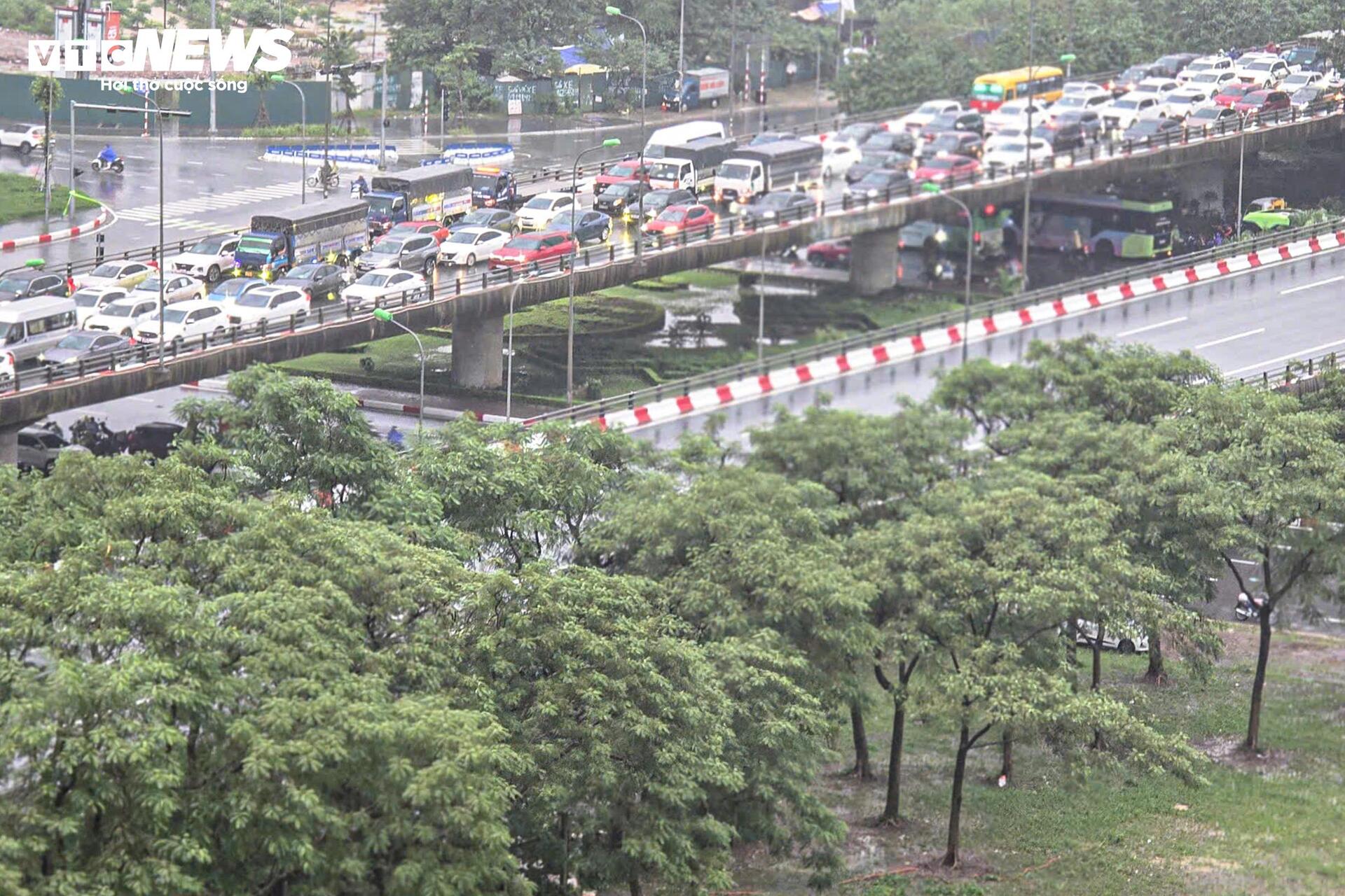 Hà Nội mưa lớn, Đại lộ Thăng Long ngập gần nửa mét, giao thông tê liệt kéo dài- Ảnh 1.