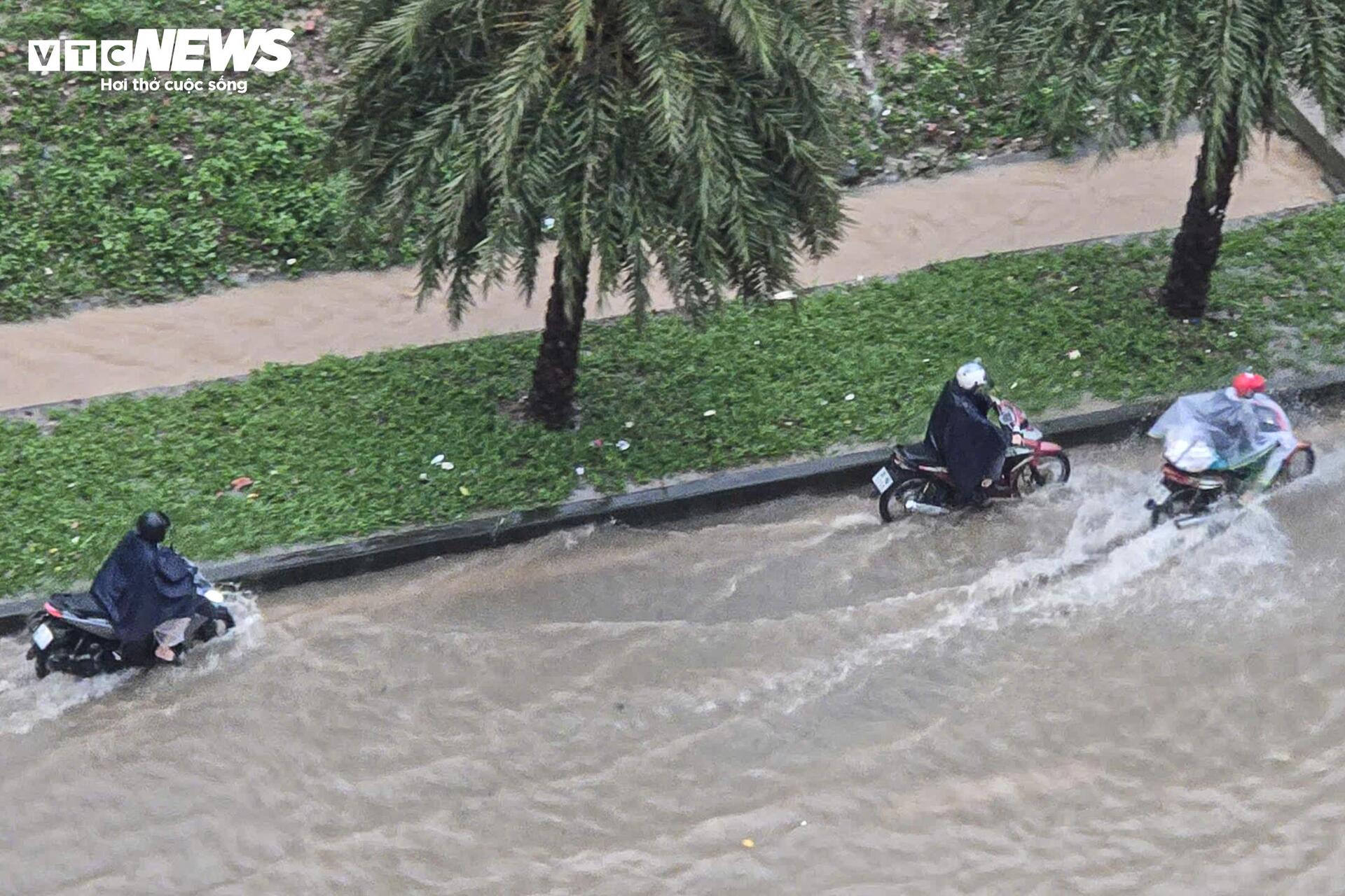 Hà Nội mưa lớn, Đại lộ Thăng Long ngập gần nửa mét, giao thông tê liệt kéo dài- Ảnh 6.