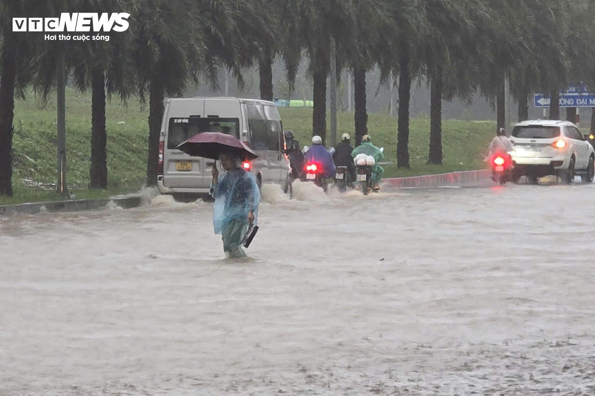 Hà Nội mưa lớn, Đại lộ Thăng Long ngập gần nửa mét, giao thông tê liệt kéo dài- Ảnh 8.