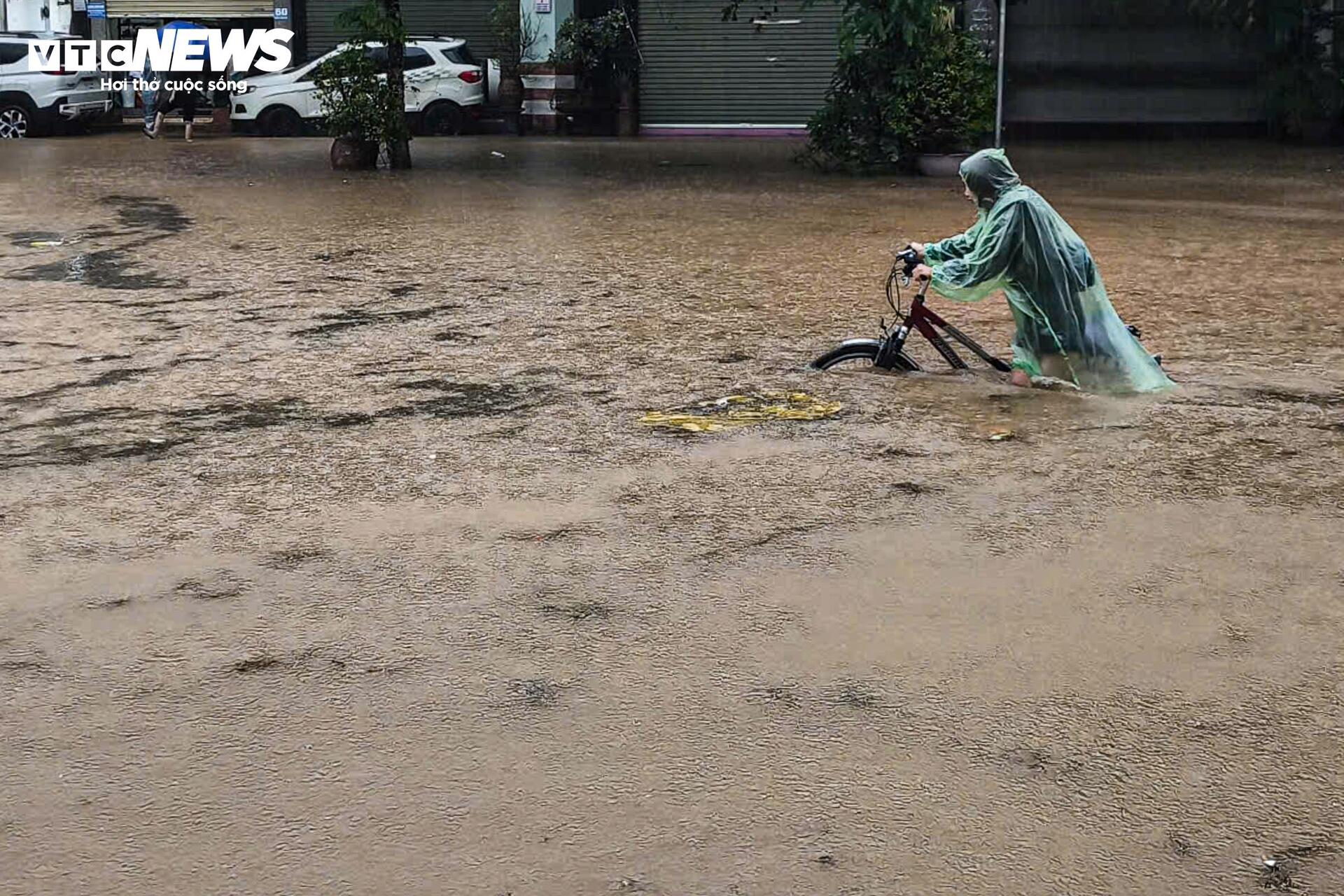 Hà Nội mưa lớn, Đại lộ Thăng Long ngập gần nửa mét, giao thông tê liệt kéo dài- Ảnh 11.