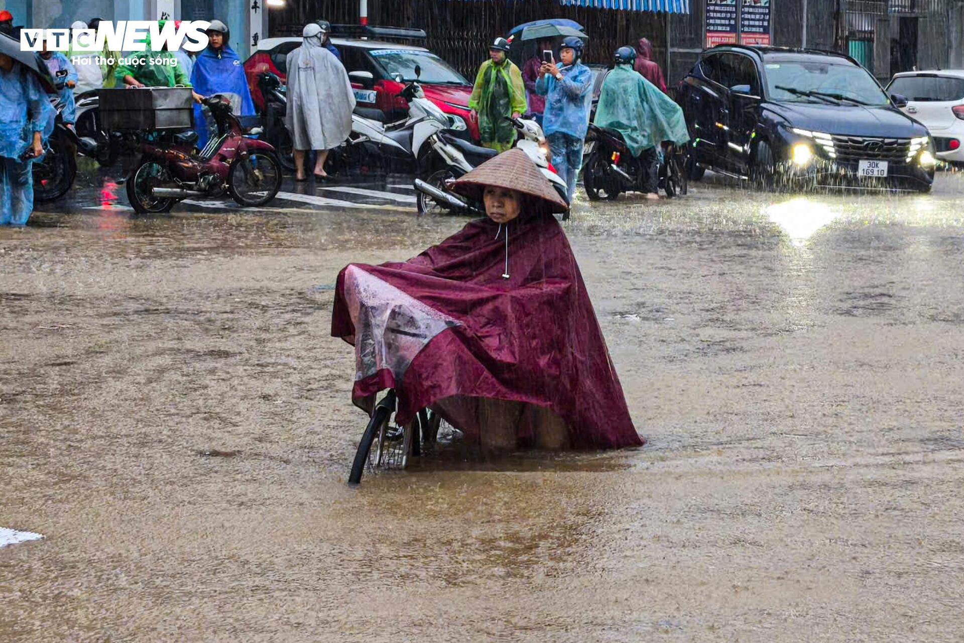 Hà Nội mưa lớn, Đại lộ Thăng Long ngập gần nửa mét, giao thông tê liệt kéo dài- Ảnh 13.