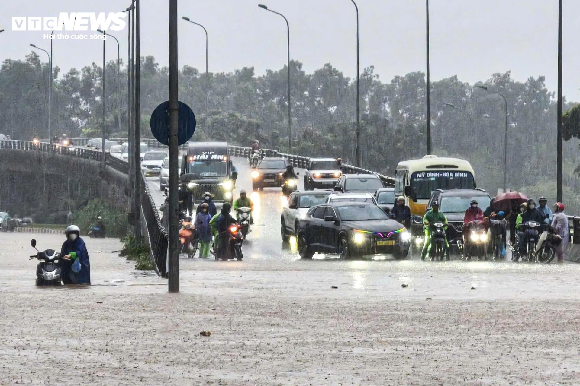 Hà Nội mưa lớn, Đại lộ Thăng Long ngập gần nửa mét, giao thông tê liệt kéo dài- Ảnh 14.