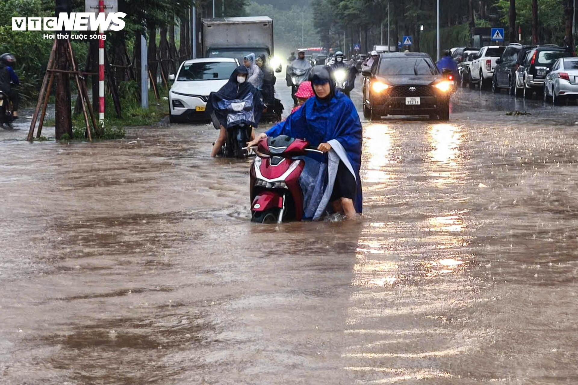 Hà Nội mưa lớn, Đại lộ Thăng Long ngập gần nửa mét, giao thông tê liệt kéo dài- Ảnh 12.