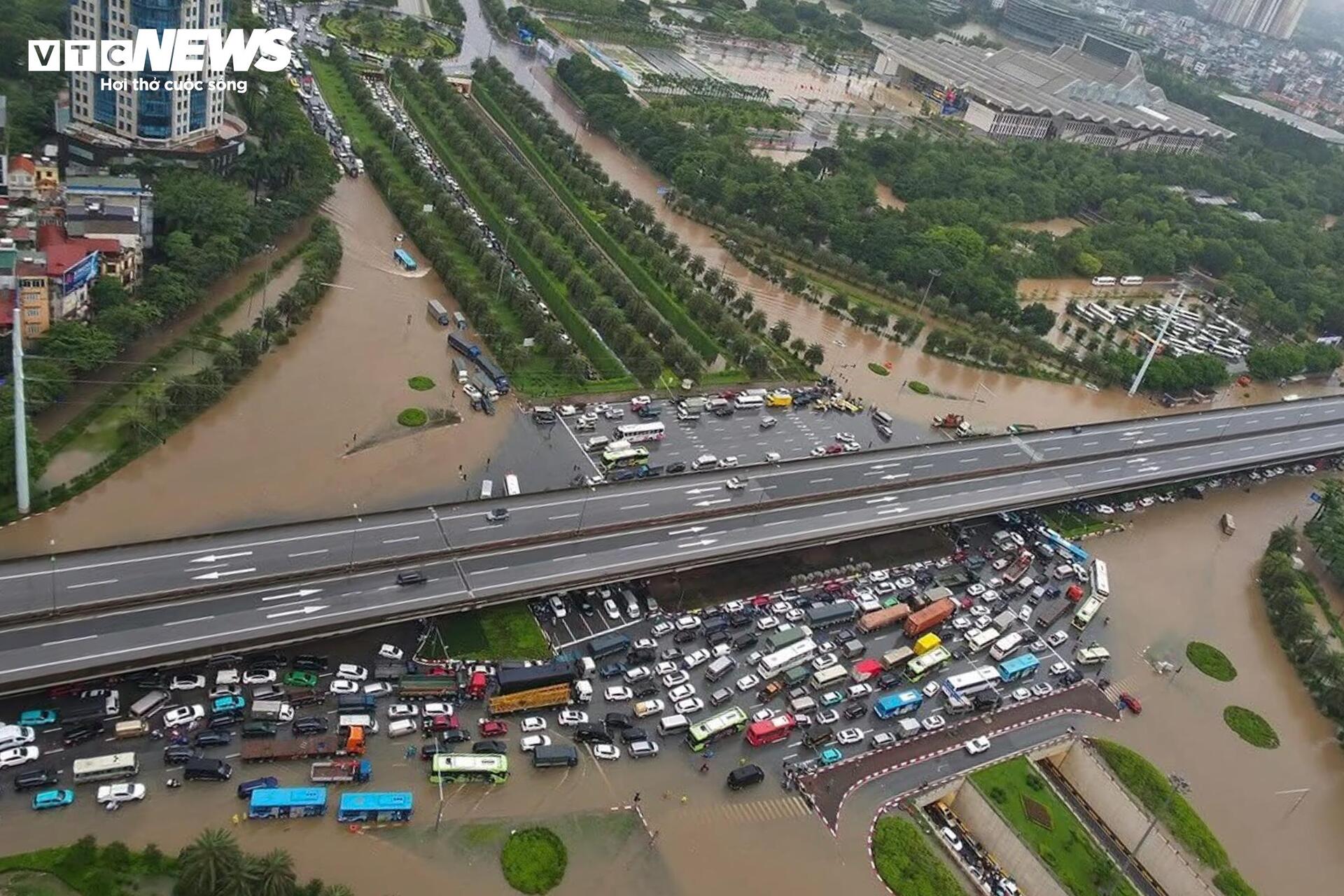 Hà Nội mưa lớn, Đại lộ Thăng Long ngập gần nửa mét, giao thông tê liệt kéo dài- Ảnh 2.
