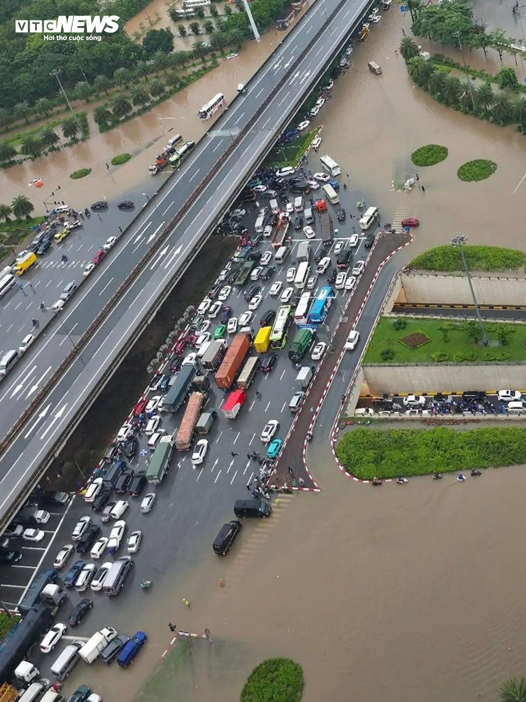 Hà Nội mưa lớn, Đại lộ Thăng Long ngập gần nửa mét, giao thông tê liệt kéo dài- Ảnh 3.