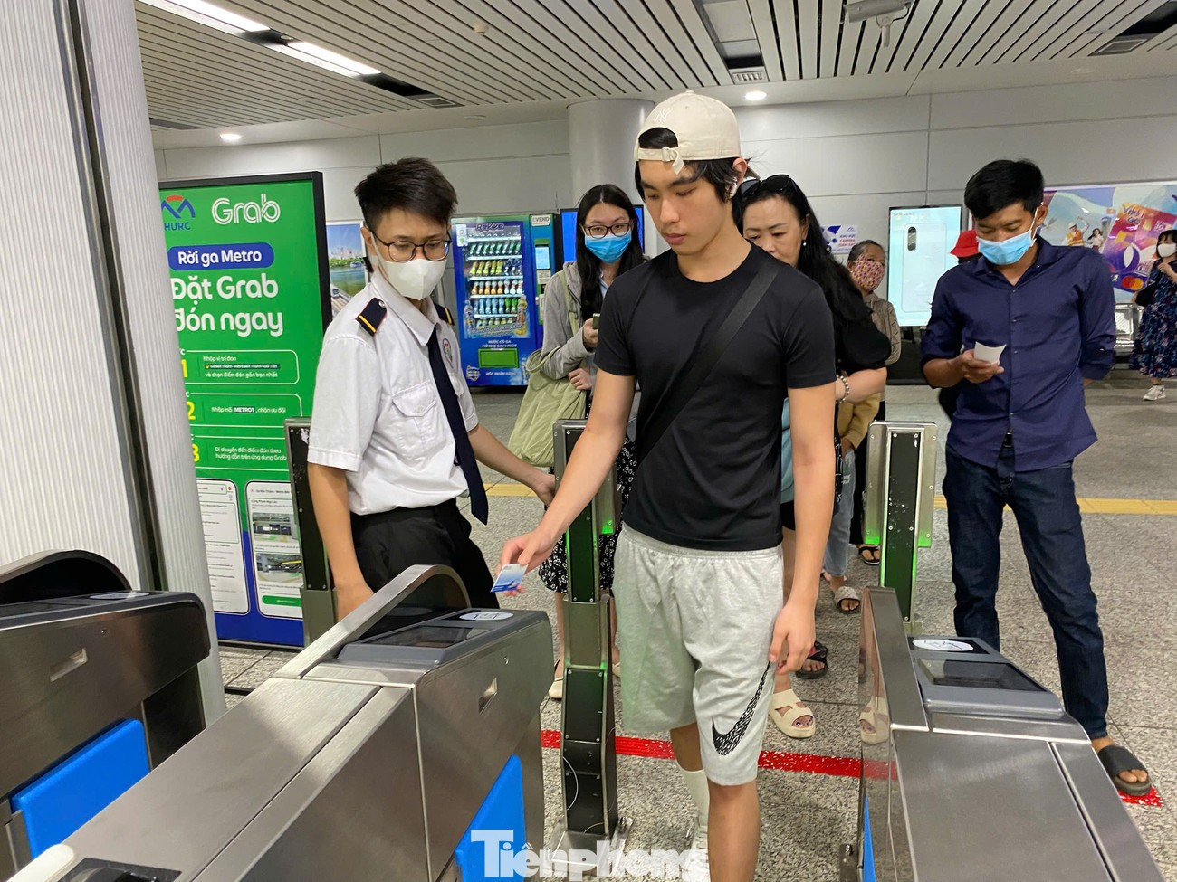 Sắp tới, đi Metro Hà Nội không cần tiền mặt- Ảnh 2. Sắp tới, đi Metro Hà Nội không cần tiền mặt- Ảnh 2.