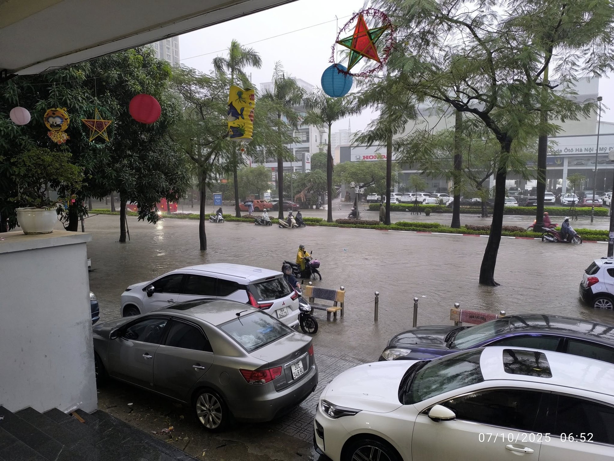 Cập nhật: Mưa rất to, một số tuyến đường ở Hà Nội bắt đầu ngập, nhiều xe chết máy- Ảnh 4.