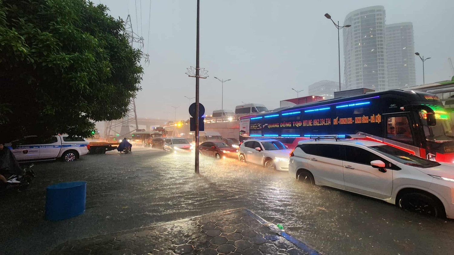 Cập nhật: Mưa rất to, một số tuyến đường ở Hà Nội bắt đầu ngập, nhiều xe chết máy- Ảnh 3.