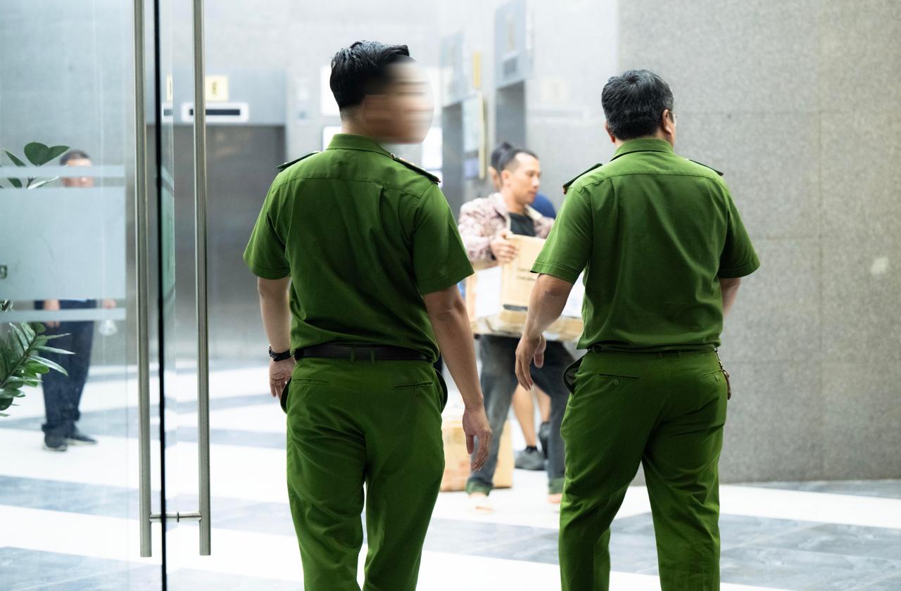 Tối 7/10: Căng thẳng tại trụ sở công ty Shark Bình- Ảnh 3.