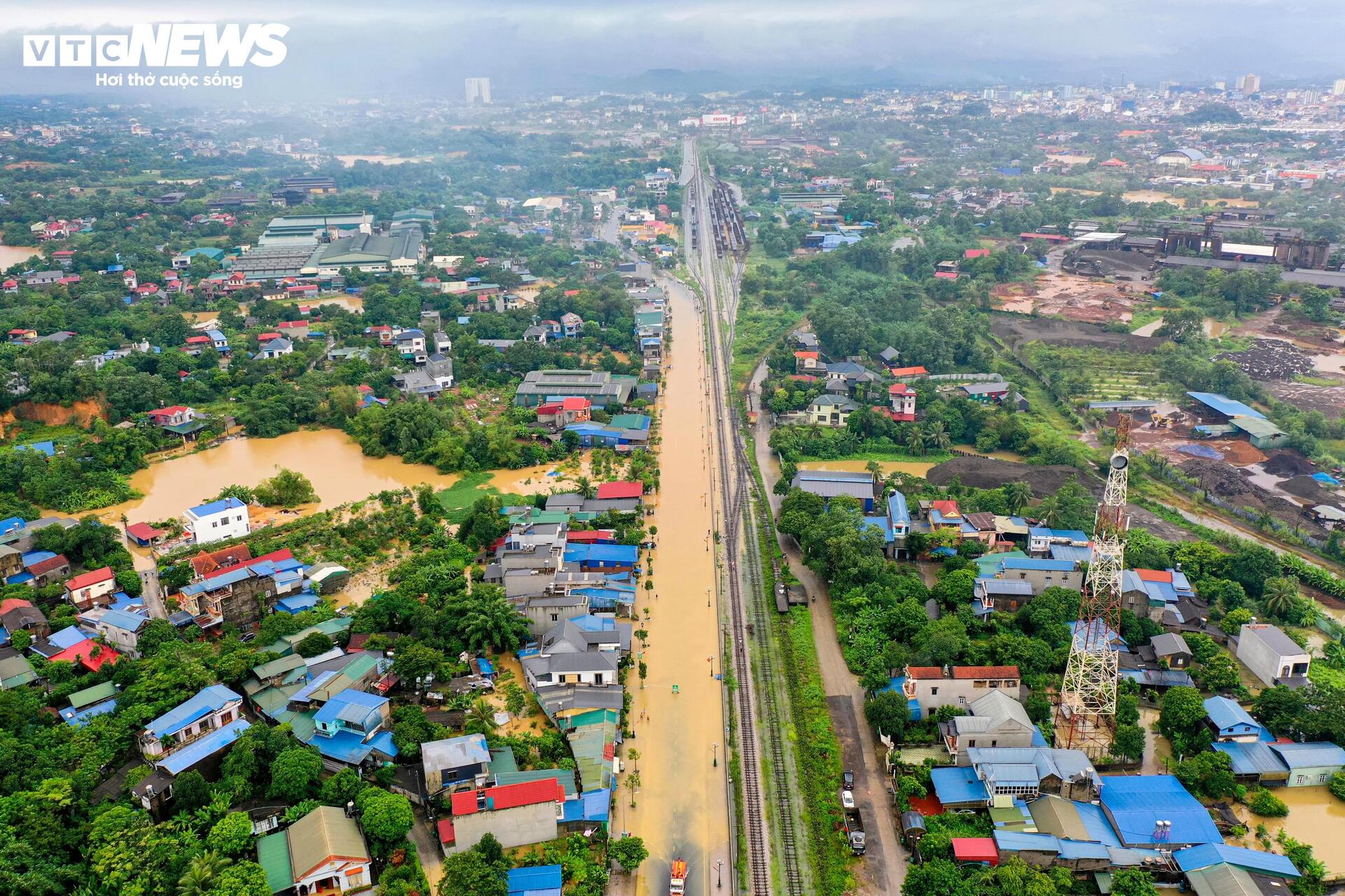 Phố trung tâm Thái Nguyên chìm trong biển nước, có nơi ngập gần nóc nhà- Ảnh 10.