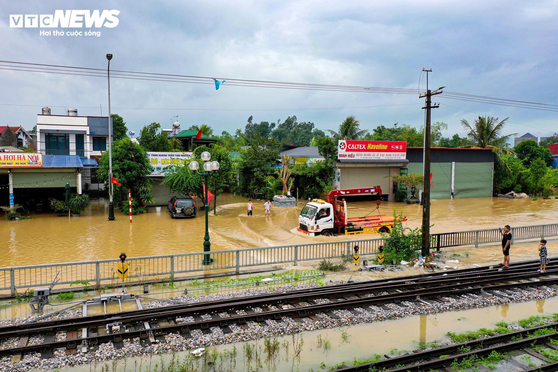 Phố trung tâm Thái Nguyên chìm trong biển nước, có nơi ngập gần nóc nhà- Ảnh 11.