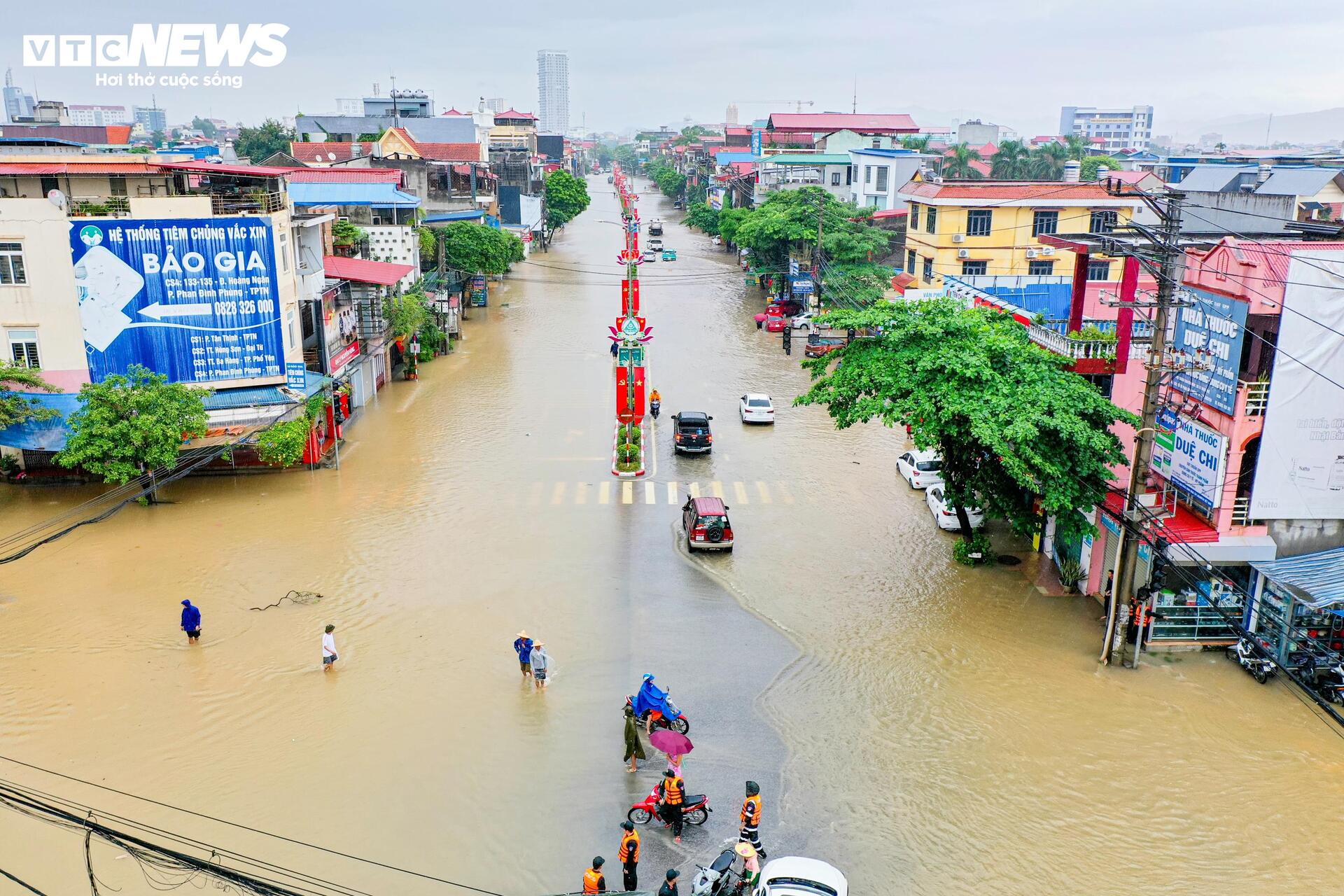 Phố trung tâm Thái Nguyên chìm trong biển nước, có nơi ngập gần nóc nhà- Ảnh 3.