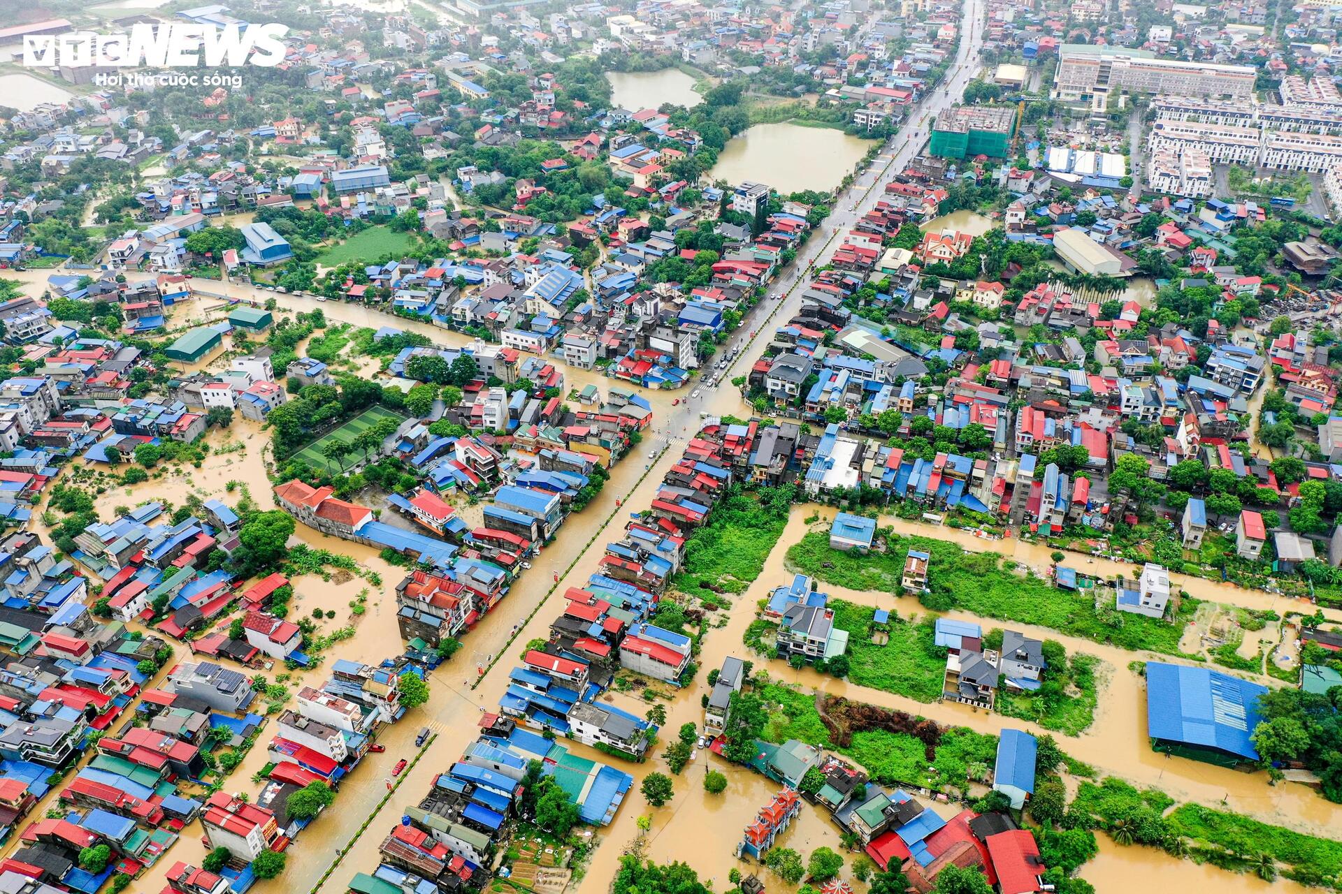 Phố trung tâm Thái Nguyên chìm trong biển nước, có nơi ngập gần nóc nhà- Ảnh 4.