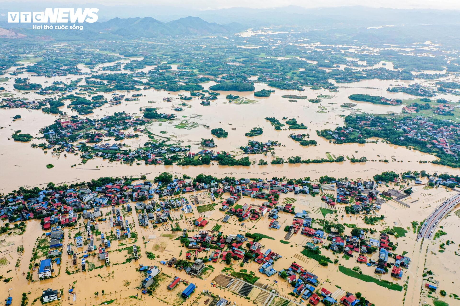 Phố trung tâm Thái Nguyên chìm trong biển nước, có nơi ngập gần nóc nhà- Ảnh 5.