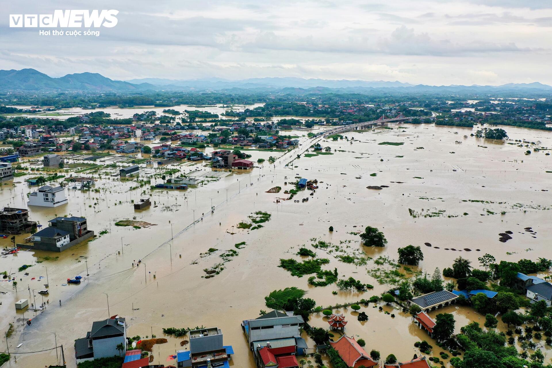 Phố trung tâm Thái Nguyên chìm trong biển nước, có nơi ngập gần nóc nhà- Ảnh 6.