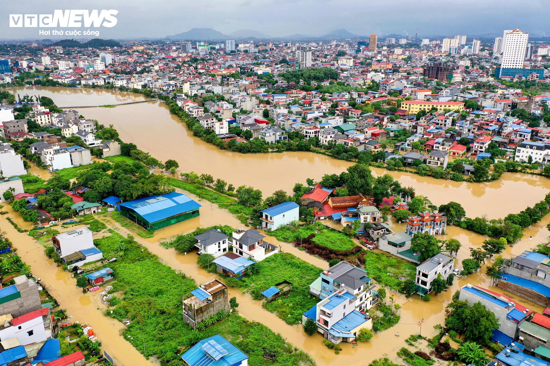 Phố trung tâm Thái Nguyên chìm trong biển nước, có nơi ngập gần nóc nhà- Ảnh 7.
