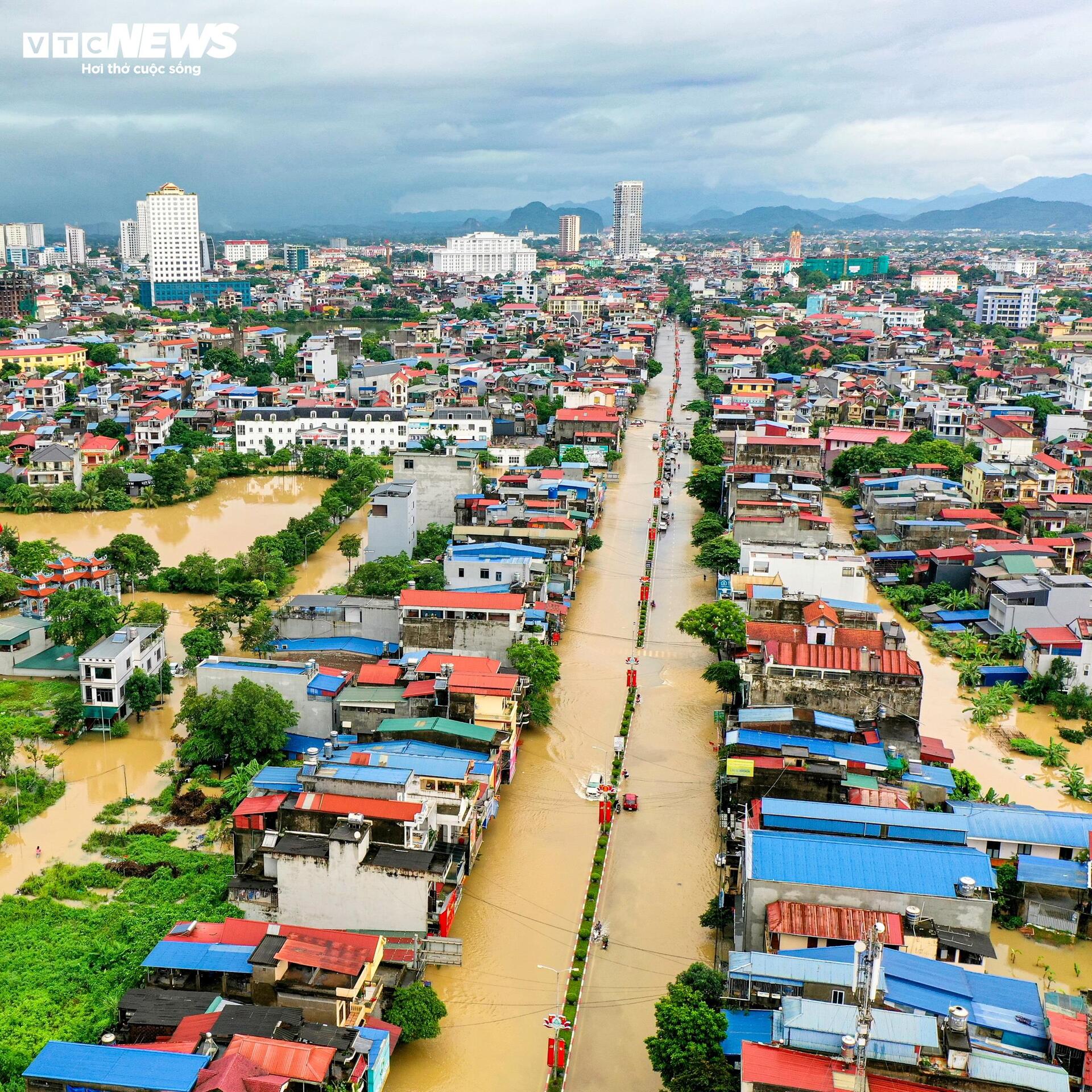 Phố trung tâm Thái Nguyên chìm trong biển nước, có nơi ngập gần nóc nhà- Ảnh 8.