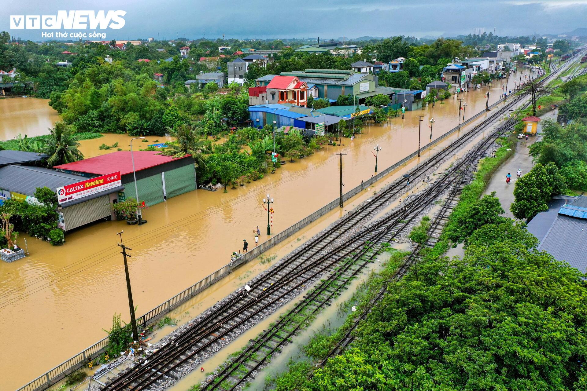 Phố trung tâm Thái Nguyên chìm trong biển nước, có nơi ngập gần nóc nhà- Ảnh 9.