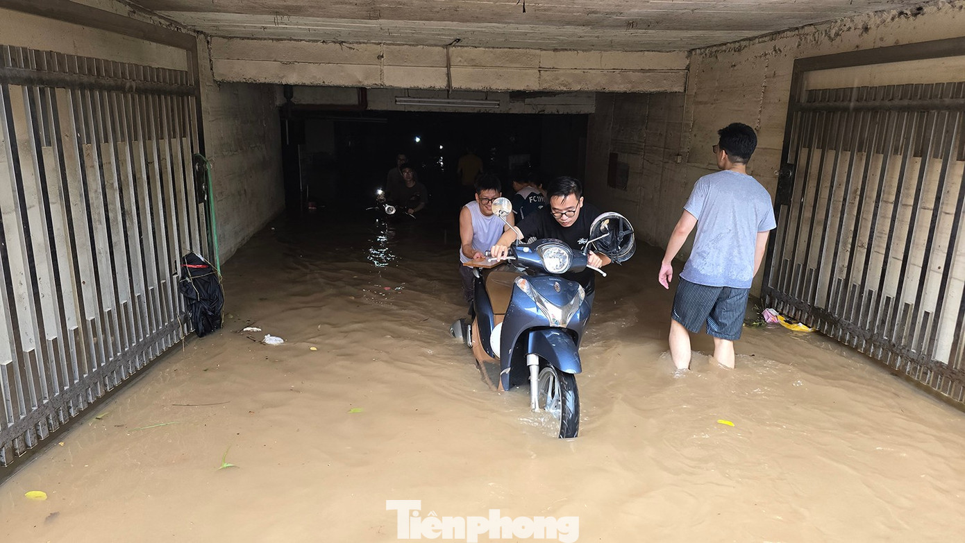 Hầm chung cư thành bể nước khổng lồ, thủy kích hàng trăm xe máy và ôtô- Ảnh 13.