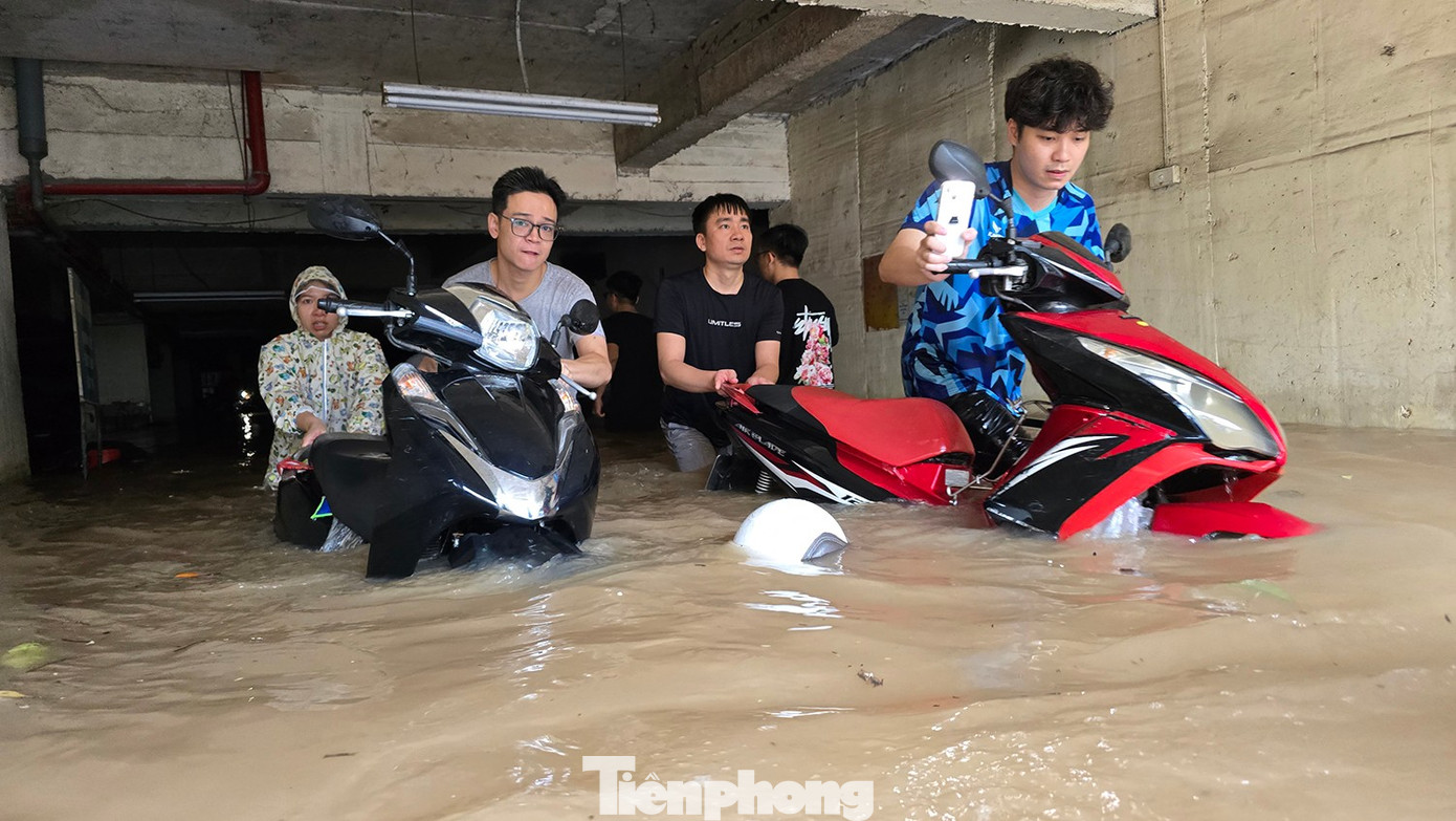 Hầm chung cư thành bể nước khổng lồ, thủy kích hàng trăm xe máy và ôtô- Ảnh 11.