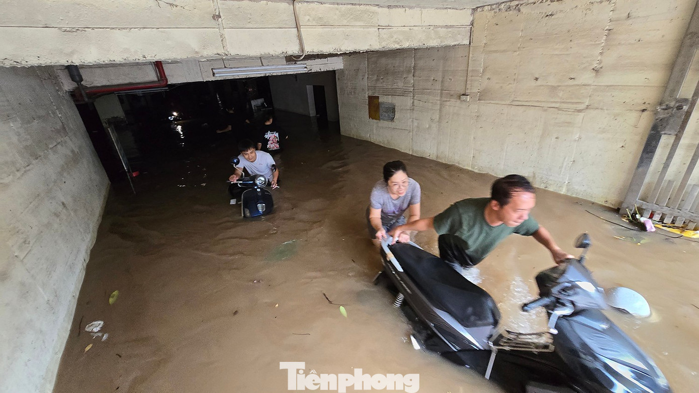 Hầm chung cư thành bể nước khổng lồ, thủy kích hàng trăm xe máy và ôtô- Ảnh 10.