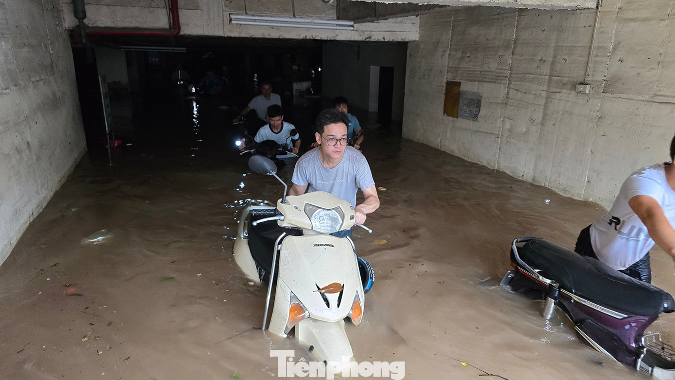 Hầm chung cư thành bể nước khổng lồ, thủy kích hàng trăm xe máy và ôtô- Ảnh 12.