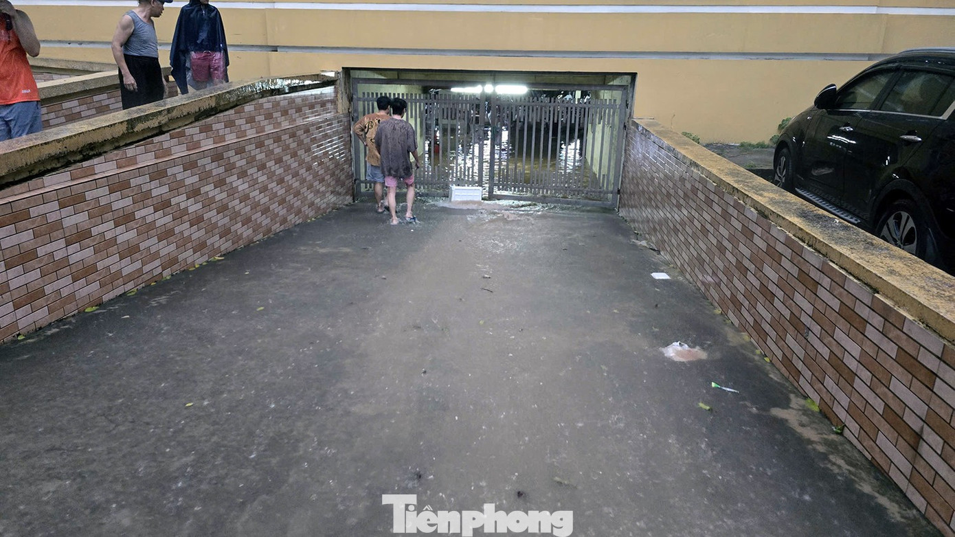 Hầm chung cư thành bể nước khổng lồ, thủy kích hàng trăm xe máy và ôtô- Ảnh 3.