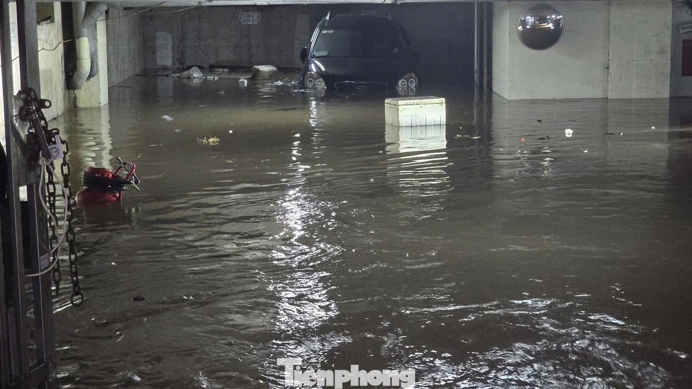 Hầm chung cư thành bể nước khổng lồ, thủy kích hàng trăm xe máy và ôtô- Ảnh 2.