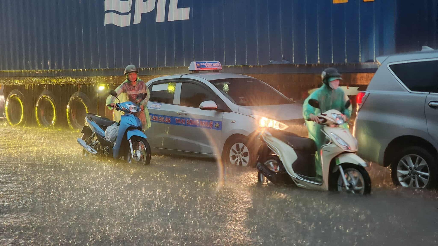 Cập nhật: Mưa rất to, một số tuyến đường ở Hà Nội bắt đầu ngập, nhiều xe chết máy- Ảnh 2.