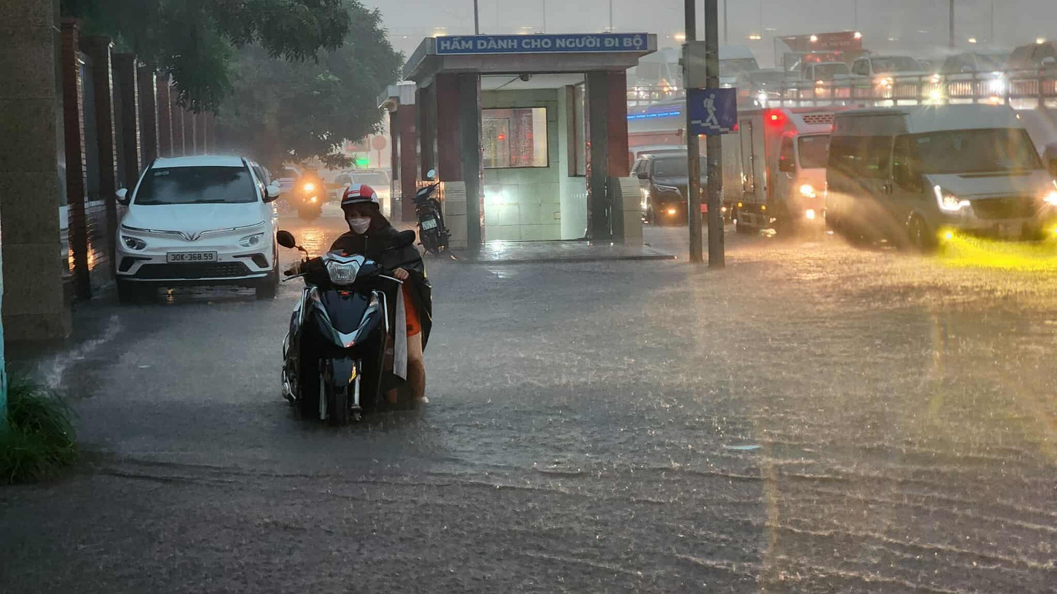 Cập nhật: Mưa rất to, một số tuyến đường ở Hà Nội bắt đầu ngập, nhiều xe chết máy- Ảnh 1.