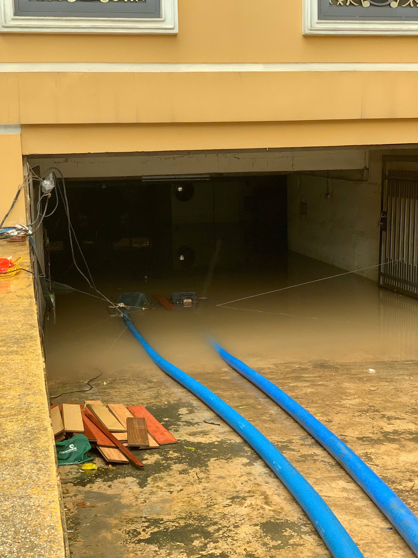 Hầm chung cư thành bể nước khổng lồ, thủy kích hàng trăm xe máy và ôtô- Ảnh 15.