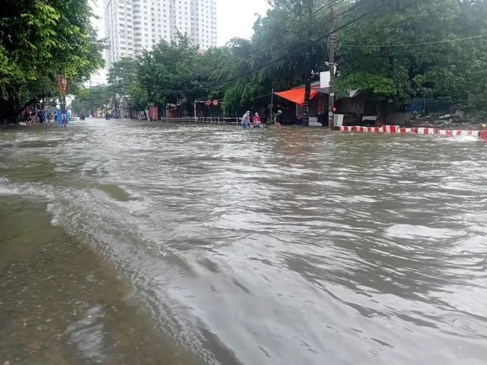 Trời hửng nắng, Hà Nội vẫn còn nhiều điểm ngập sâu- Ảnh 1.