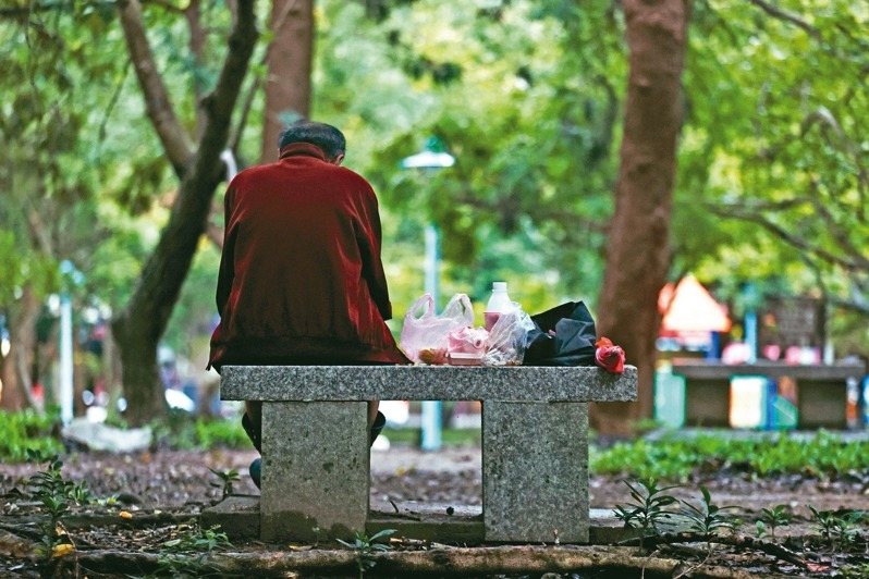 Bán 20 cây vàng mua nhà 12 tỷ đồng, 2 năm sau phải ra đường kiếm từng đồng lẻ, người đàn ông cay đắng thừa nhận: “Đời tôi thất bại”- Ảnh 1. Bán 20 cây vàng mua nhà 12 tỷ đồng, 2 năm sau phải ra đường kiếm từng đồng lẻ, người đàn ông cay đắng thừa nhận: “Đời tôi thất bại”- Ảnh 1.