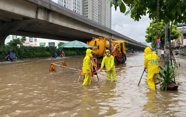 Trời hửng nắng, Hà Nội vẫn còn nhiều điểm ngập sâu- Ảnh 2.