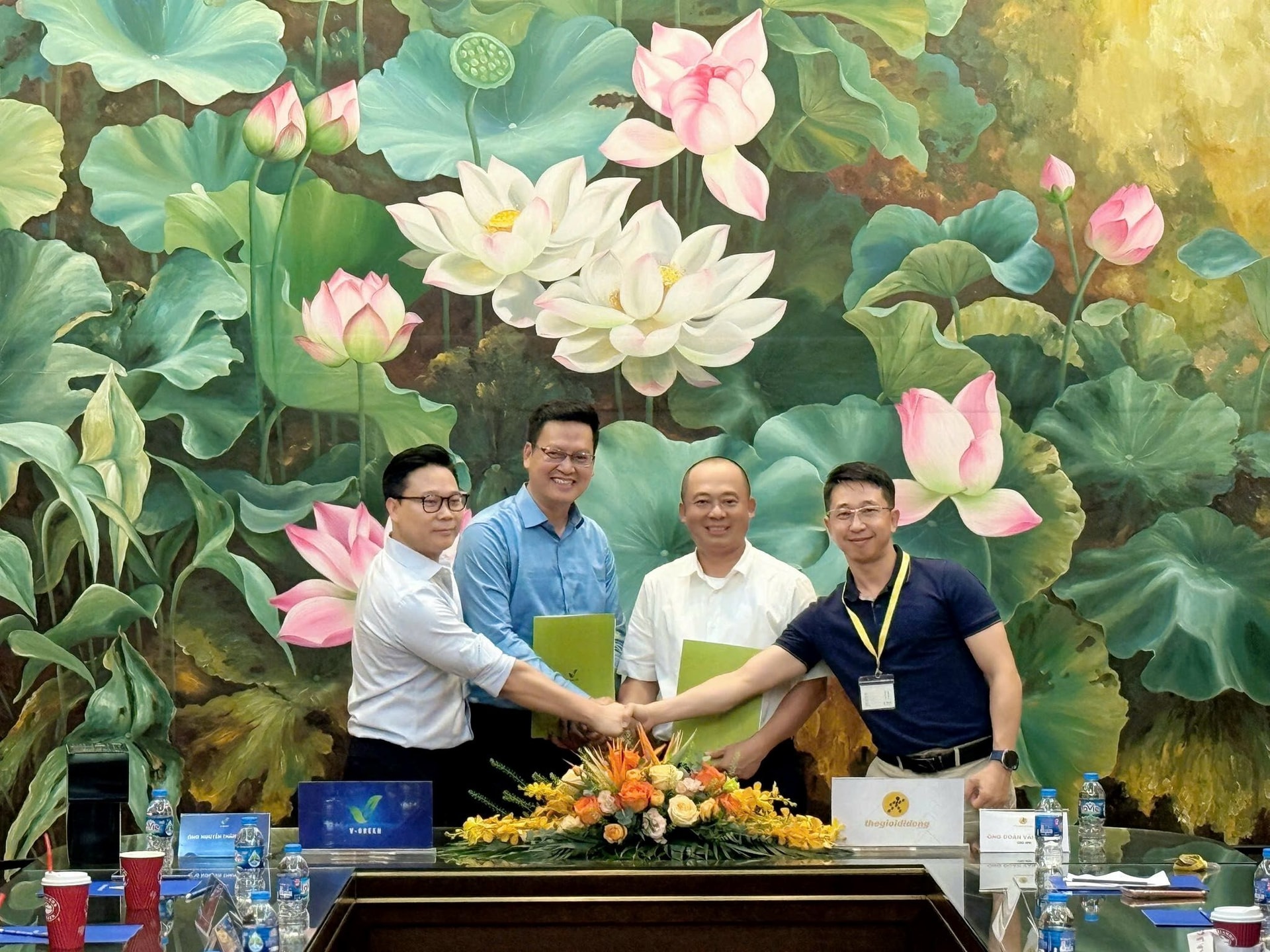 Lãnh đạo Thế giới di động (MWG) thăm nhà máy VinFast, chuẩn bị "biến" chuỗi cửa hàng thành hàng nghìn trạm sạc và đổi pin xe điện- Ảnh 1.
