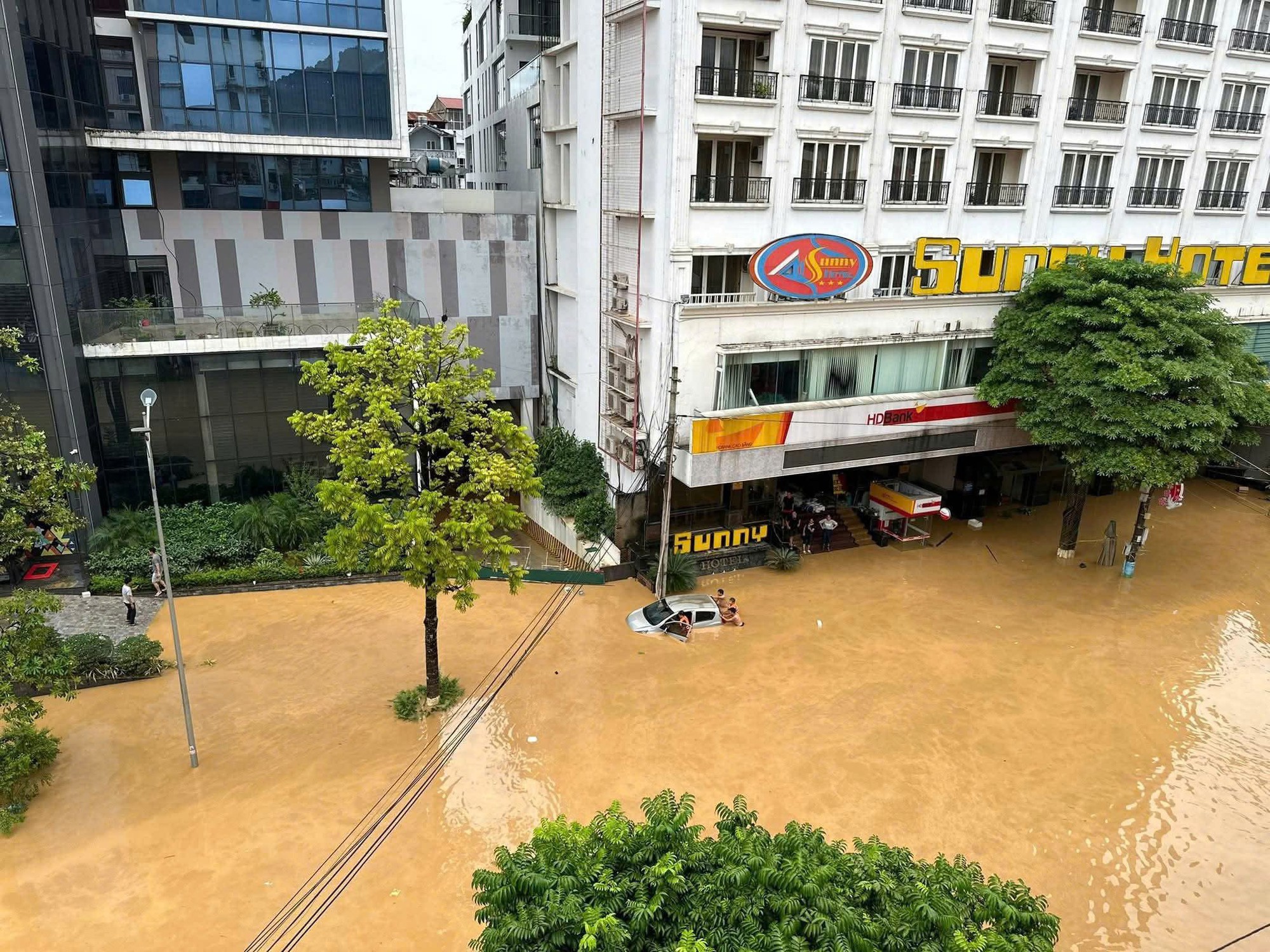 Ô tô bị dòng nước lũ cuốn, tài xế hoảng loạn không thể thoát ra ngoài: Clip giải cứu căng thẳng- Ảnh 1. Ô tô bị dòng nước lũ cuốn, tài xế hoảng loạn không thể thoát ra ngoài: Clip giải cứu căng thẳng- Ảnh 1.